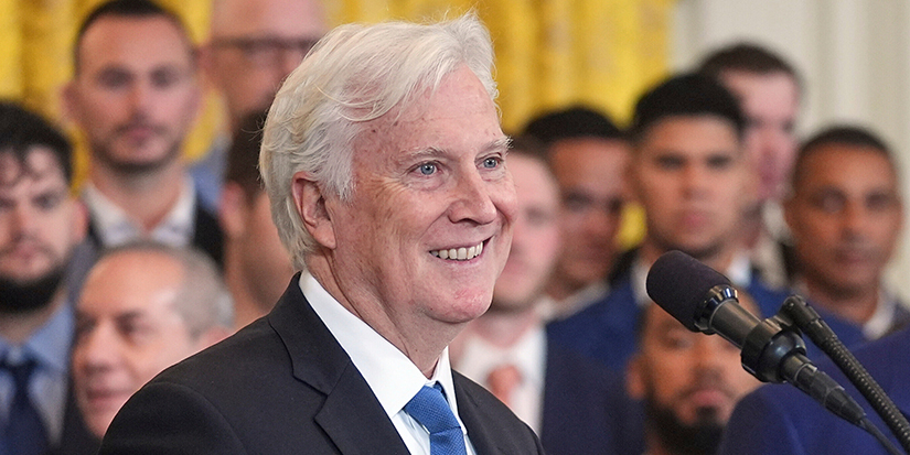 Mark Walter finalizes his purchase of a majority stake in the Los Angeles Lakers