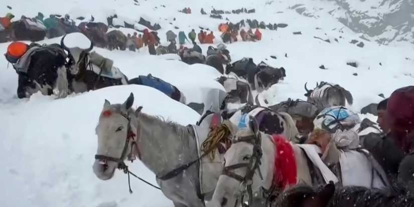 Snowstorm traps hundreds of hikers on Mount Everest during China's national holiday