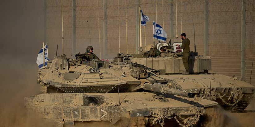 US envoys visit Israel to bolster truce, and Gaza militants hand over a hostage's remains