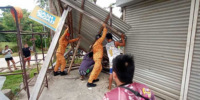 Two powerful quakes strike off southern Philippines, killing at least 7 people