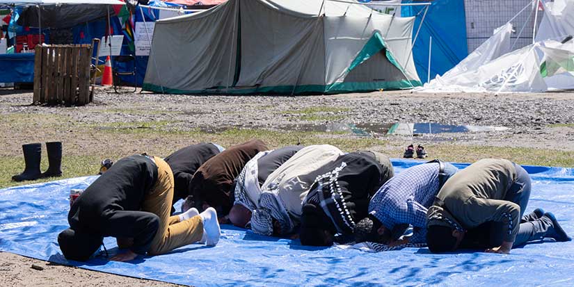 Quebecers have strongest opinions against public prayer, Leger poll suggests
