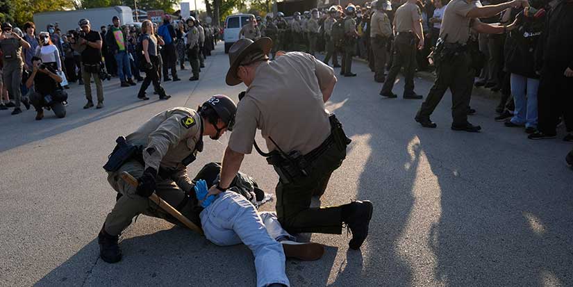 Noem visits Chicago area ICE facility as agents detain multiple protesters outside