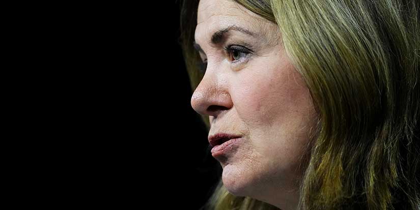 Alberta government set to receive report into health contract scandal