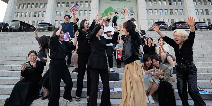 South Korean parliament votes to allow tattooists to work without a medical license