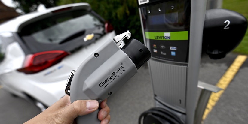 Ottawa plans to add 8,000 new electric vehicle charging ports in Canada