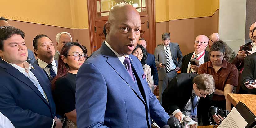 County judge in Chicago area bars ICE from arresting people at court