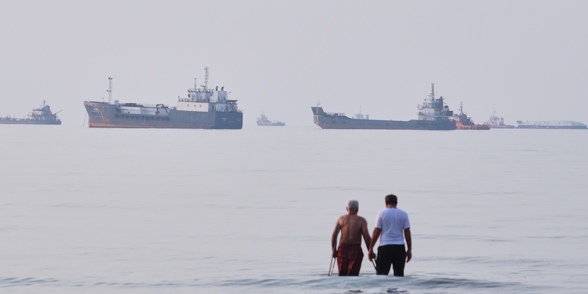 In the news today: U.S.-Iran clash heats up, Canadian ships stuck, B.C. pilot dies